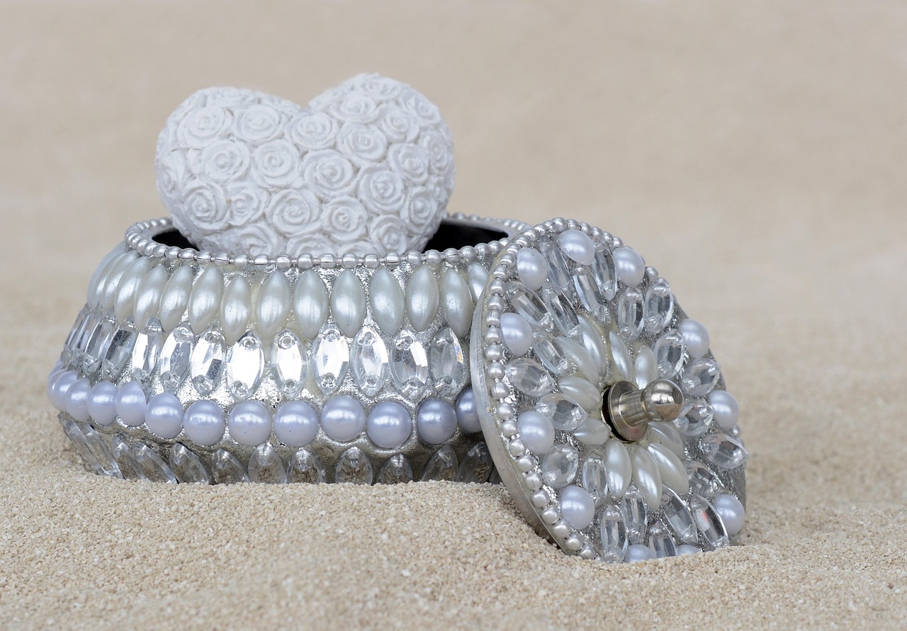 ¿Se pueden mojar las joyas en el mar? Cómo cuidarlas