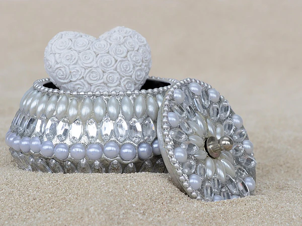 ¿Se pueden mojar las joyas en el mar? Cómo cuidarlas