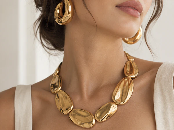 Joyas maximalistas: cómo llevar piezas protagonistas sin recargar el look