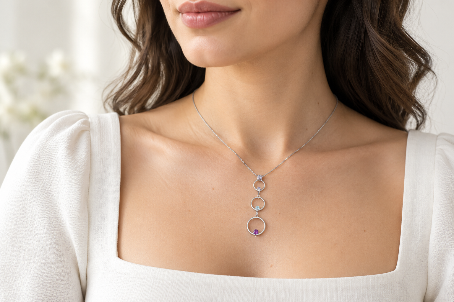 Collar cascada: cómo combinarlo según tu escote