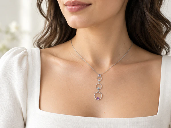 Collar cascada: cómo combinarlo según tu escote