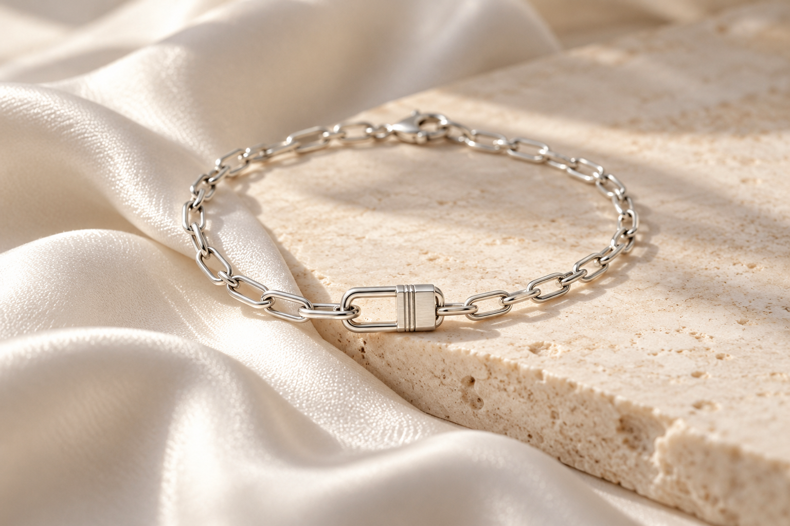 Pulsera candado: cómo elegir su largo y combinarla