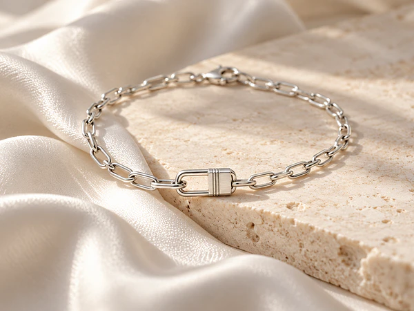 Pulsera candado: cómo elegir su largo y combinarla