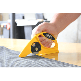 Cuchillo Corta Alfombras Olfa 45-C Hoja Giratoria 45mm Mango Ergonómico