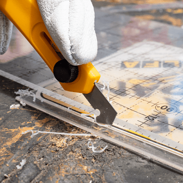 Cuchillo Industrial Corta Acrílico Pequeño Olfa con Seguro Manual 3