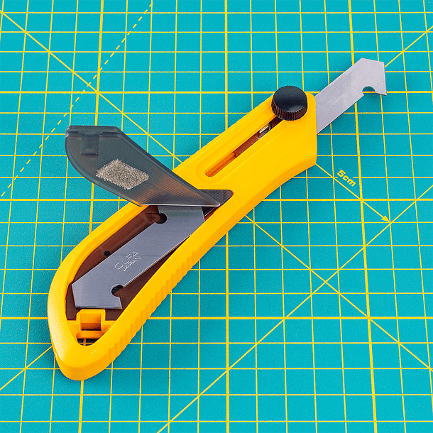 Cuchillo Industrial Corta Acrilico Grande Olfa con Seguro Manual 3