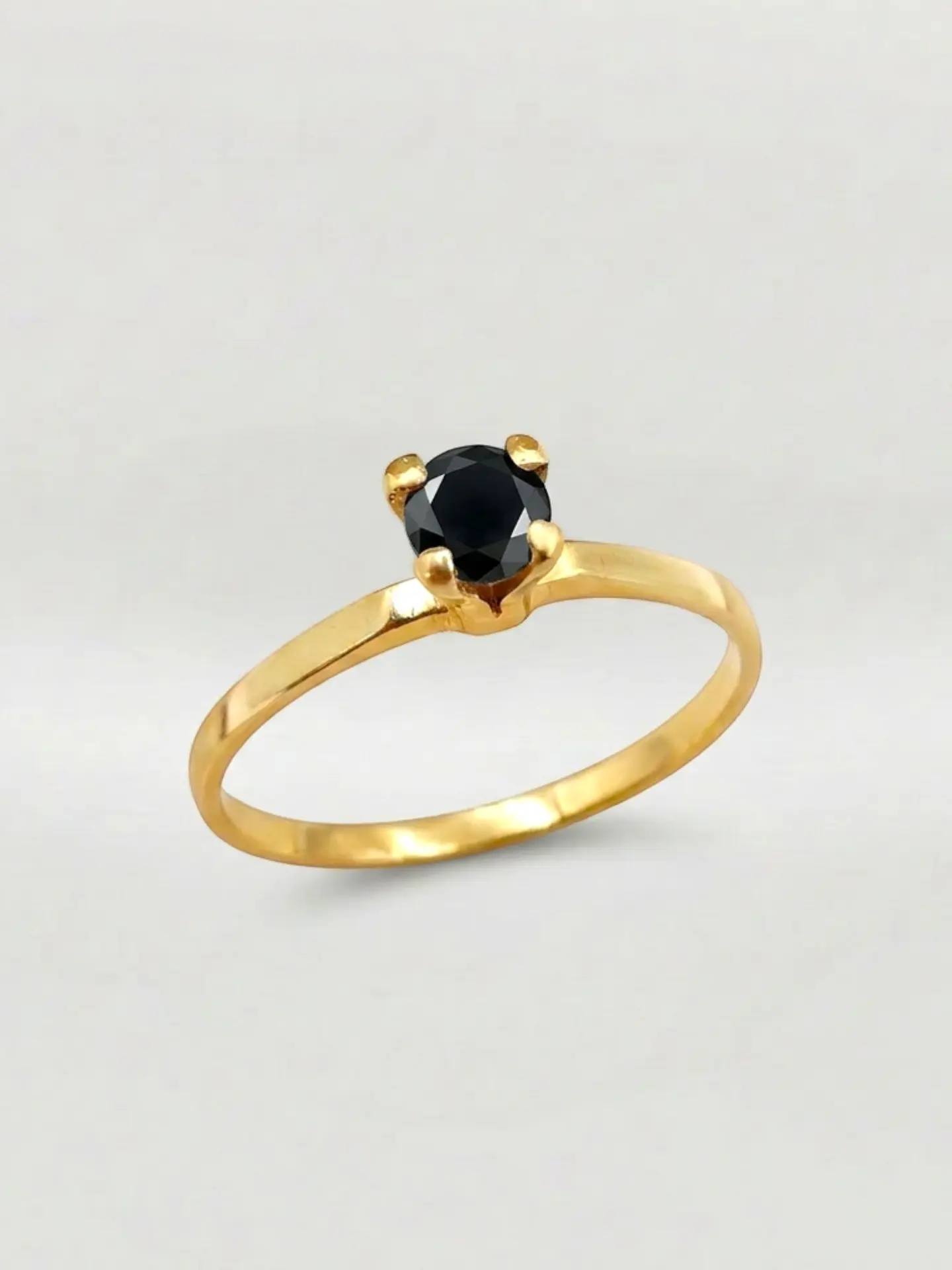 Anillo Solitario Misterio de Ónix Oro 18k 1