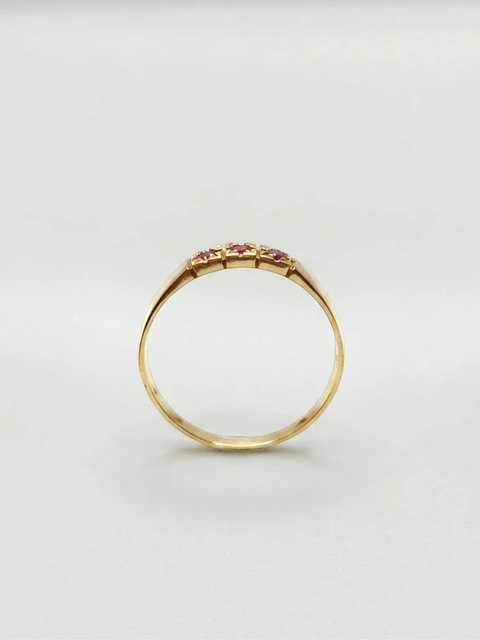 Anillo Medio Cintillo Trilogía de Rubí Oro 18k