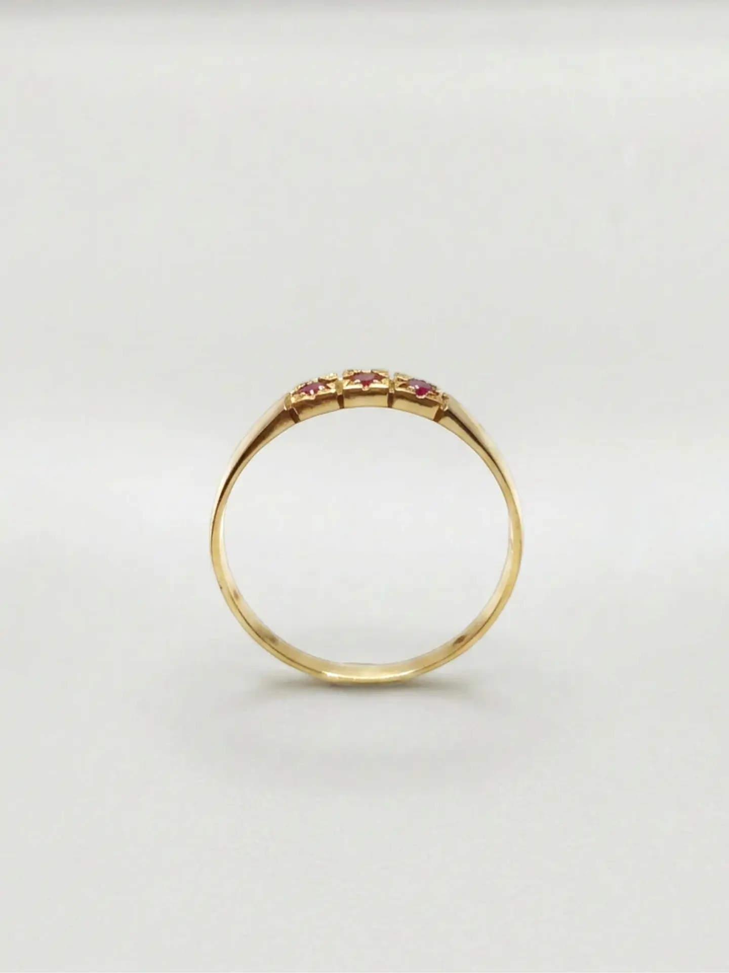 Anillo Medio Cintillo Trilogía de Rubí Oro 18k 2