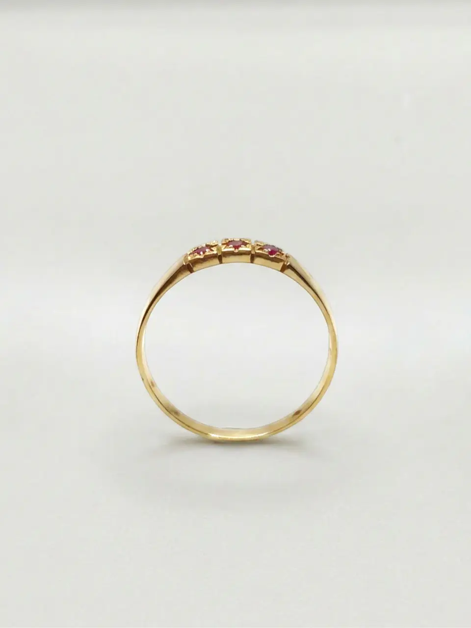 Anillo Medio Cintillo Trilogía de Rubí Oro 18k 2