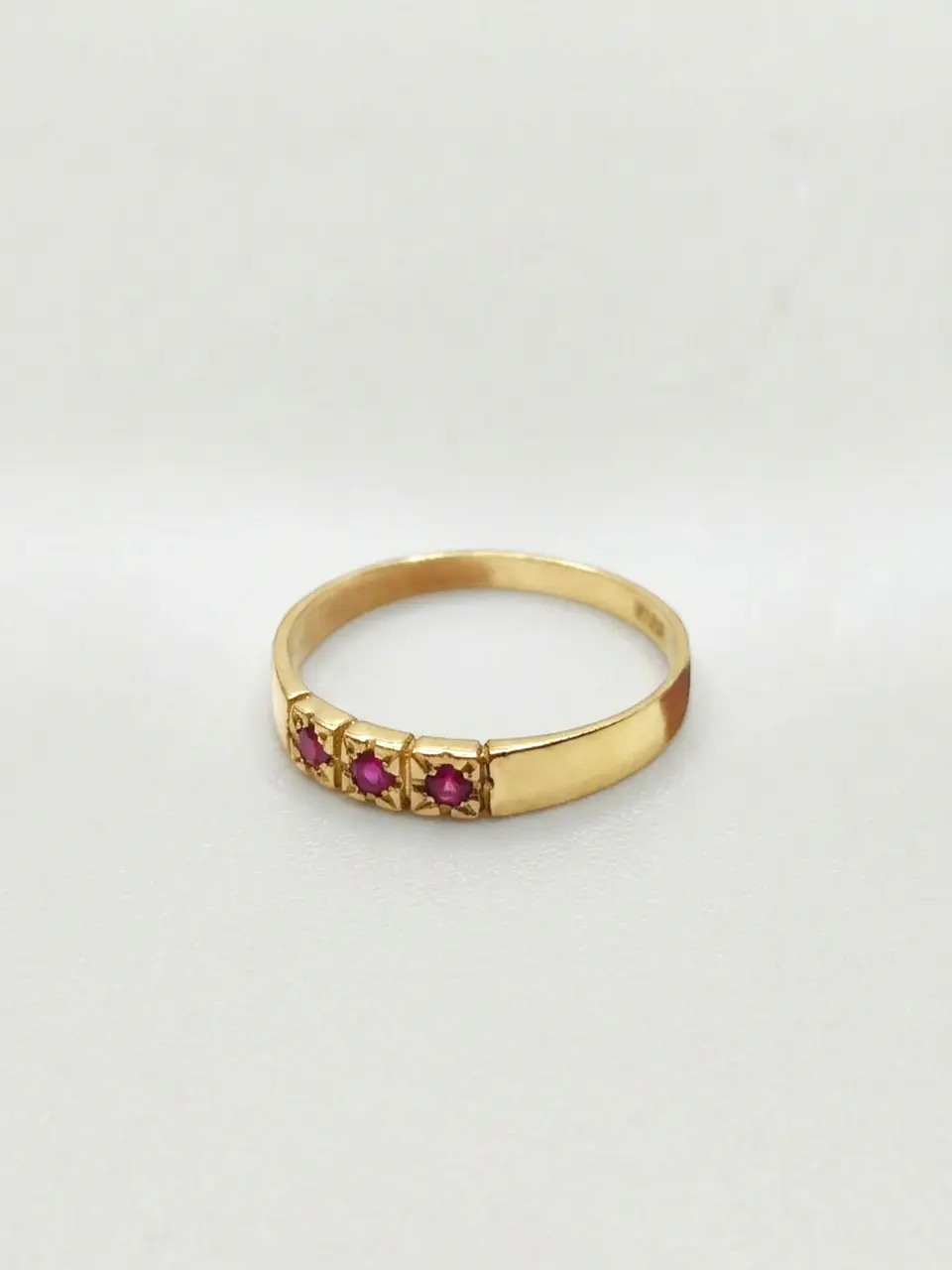 Anillo Medio Cintillo Trilogía de Rubí Oro 18k 3