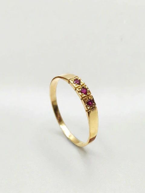 Anillo Medio Cintillo Trilogía de Rubí Oro 18k