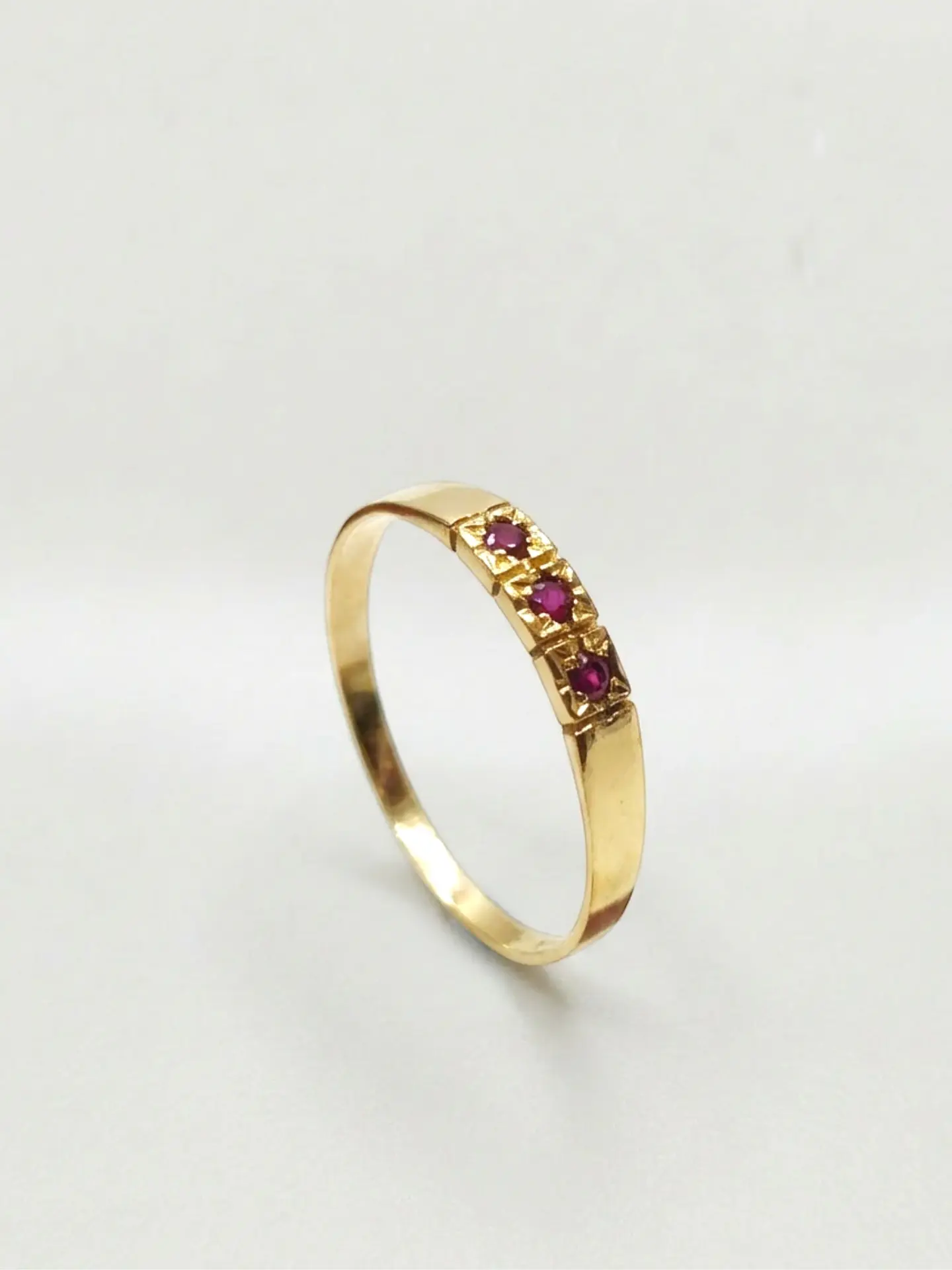 Anillo Medio Cintillo Trilogía de Rubí Oro 18k 1