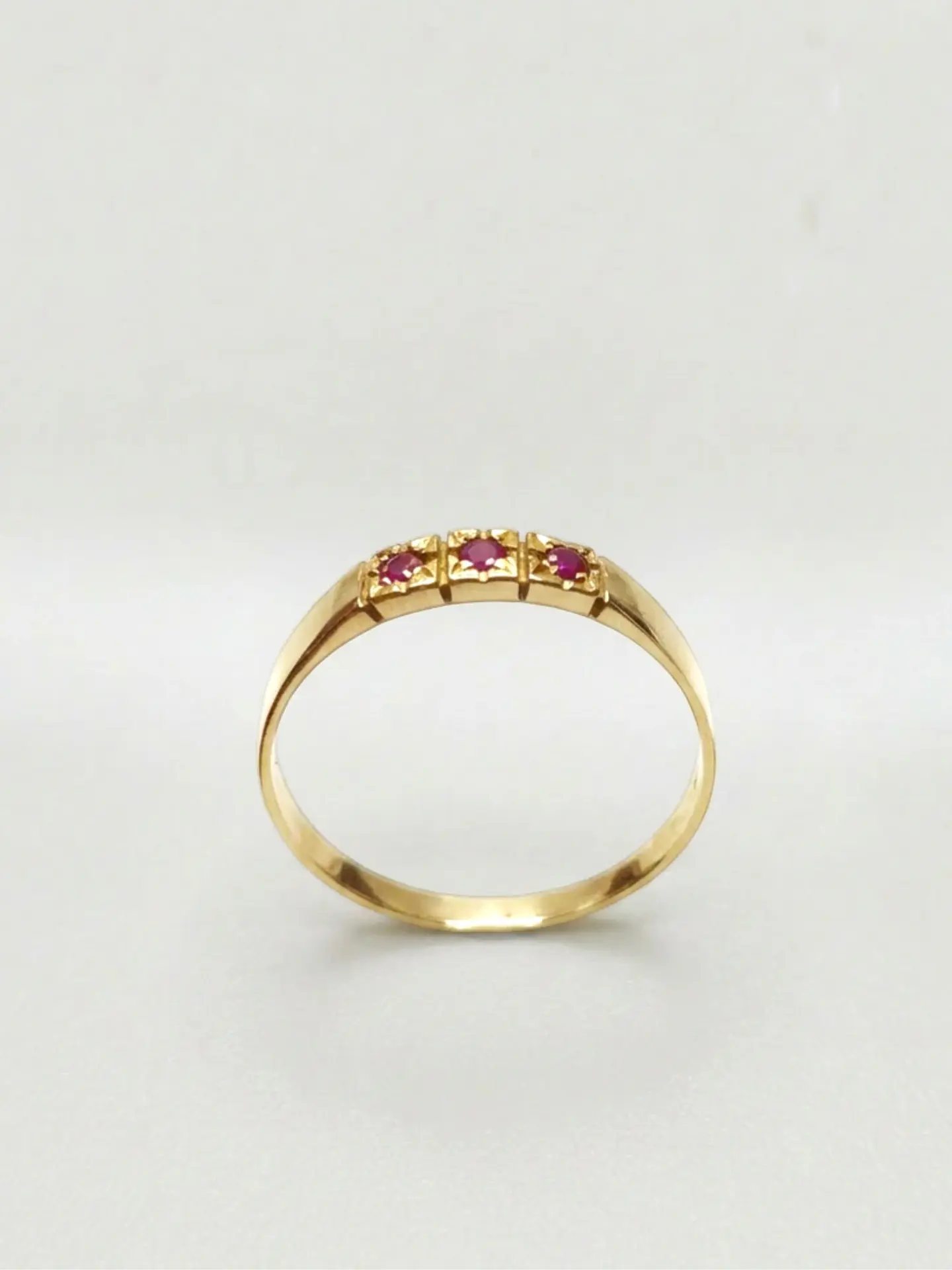 Anillo Medio Cintillo Trilogía de Rubí Oro 18k 4