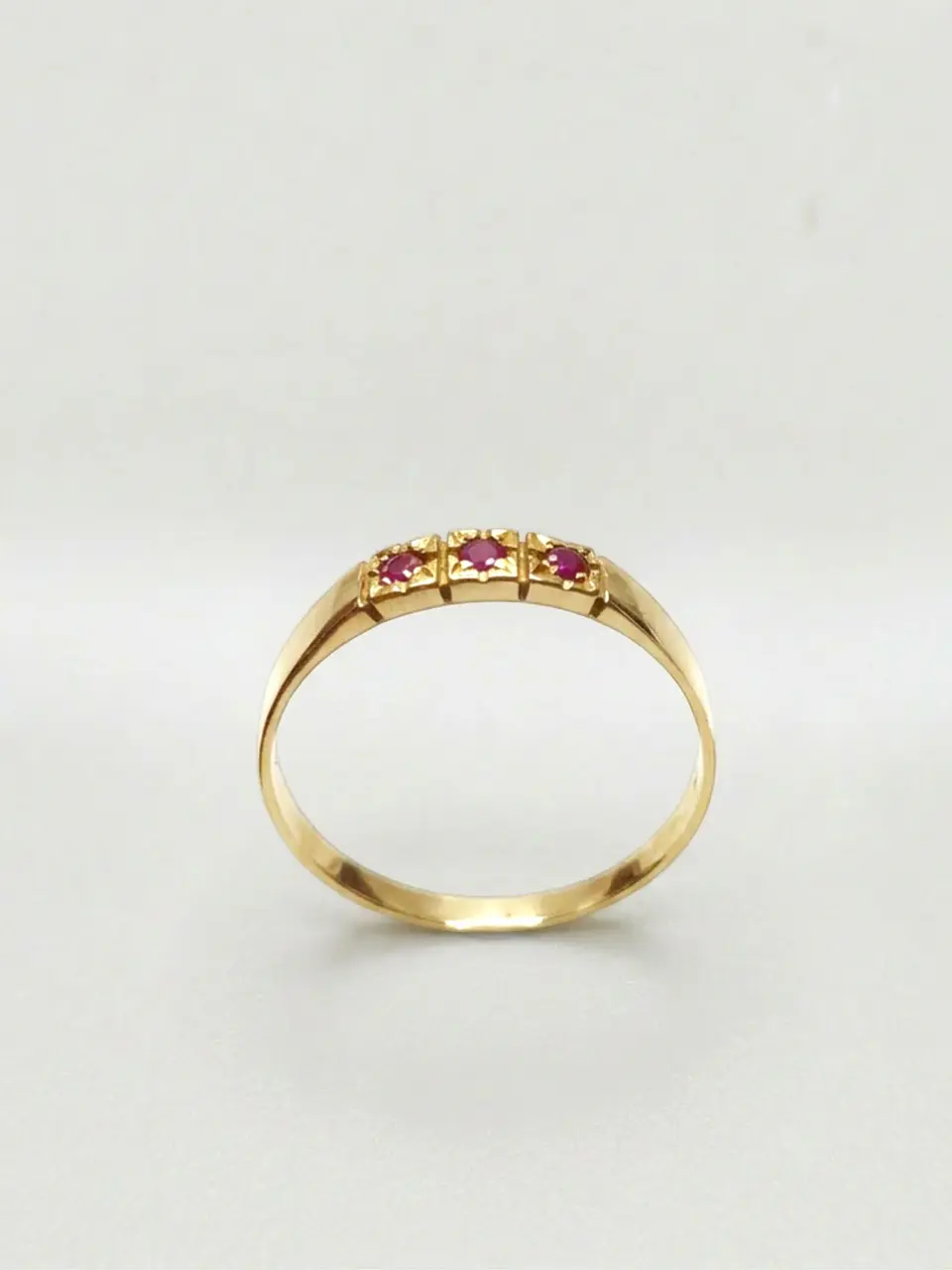 Anillo Medio Cintillo Trilogía de Rubí Oro 18k 4