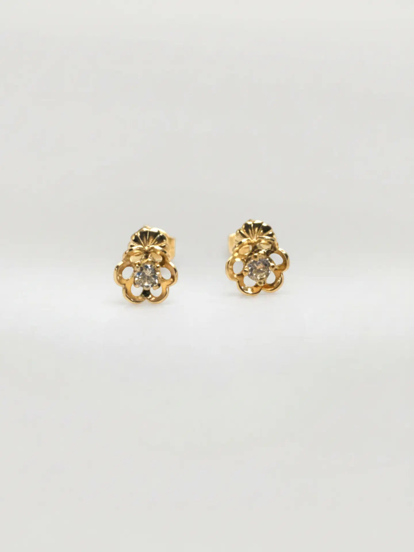 Aros Flor Radiante con Circón Grande Oro 18k 4