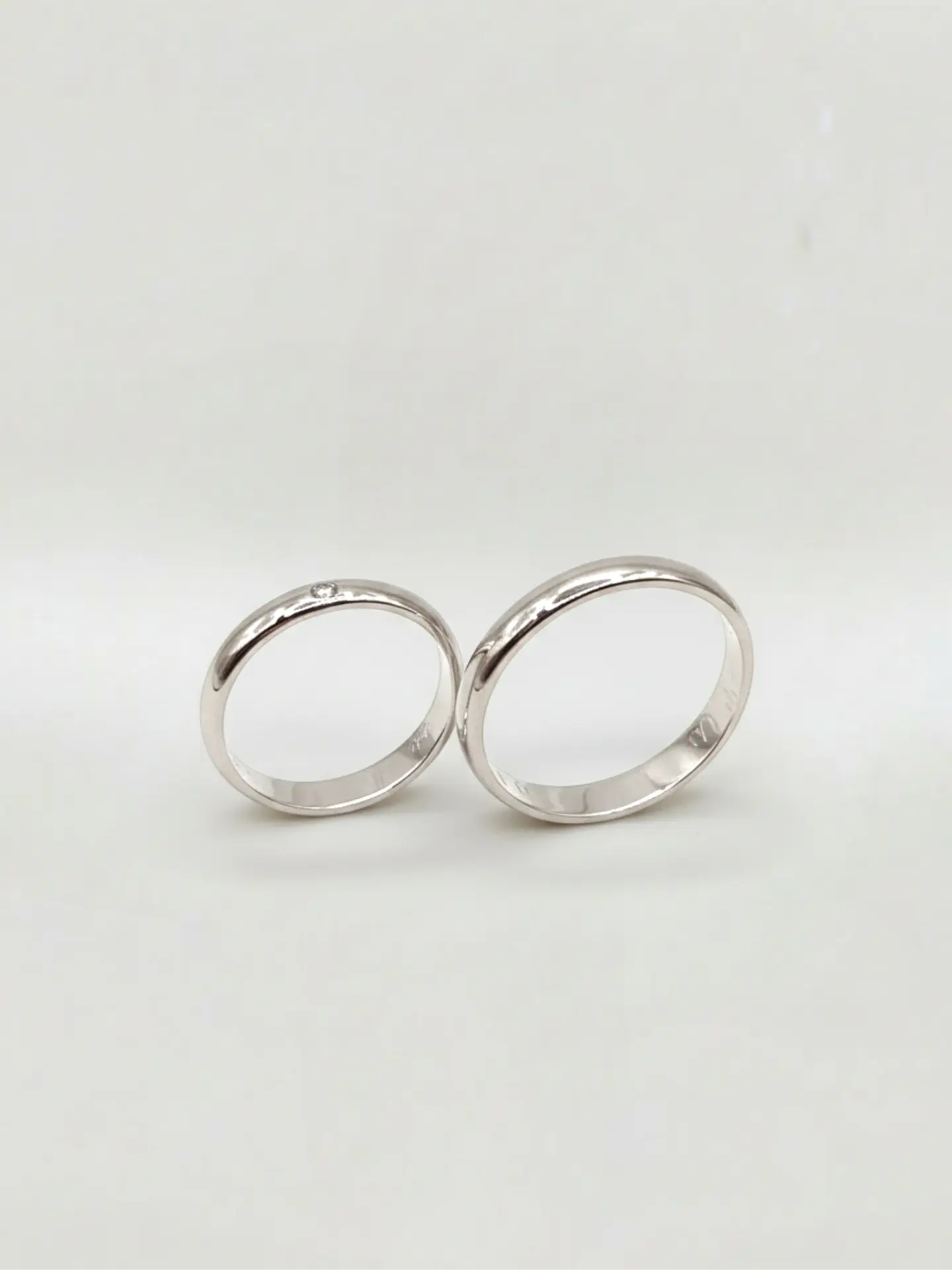 Argollas Estilo Inglés Oro Blanco y Brillante 3 mm Oro 18k 2