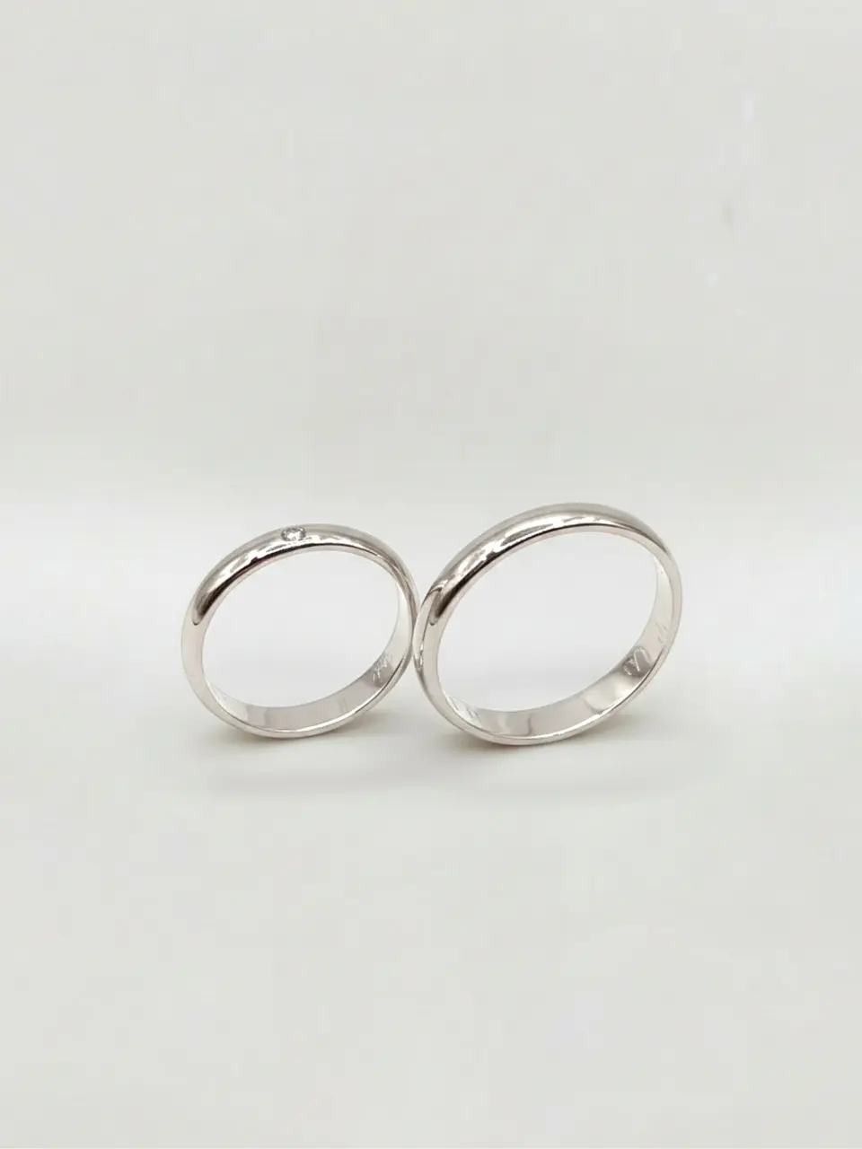 Argollas Estilo Inglés Oro Blanco y Brillante 3 mm Oro 18k 2