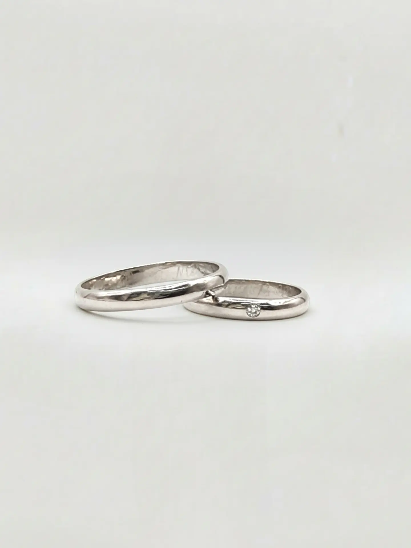 Argollas Estilo Inglés Oro Blanco y Brillante 3 mm Oro 18k 4