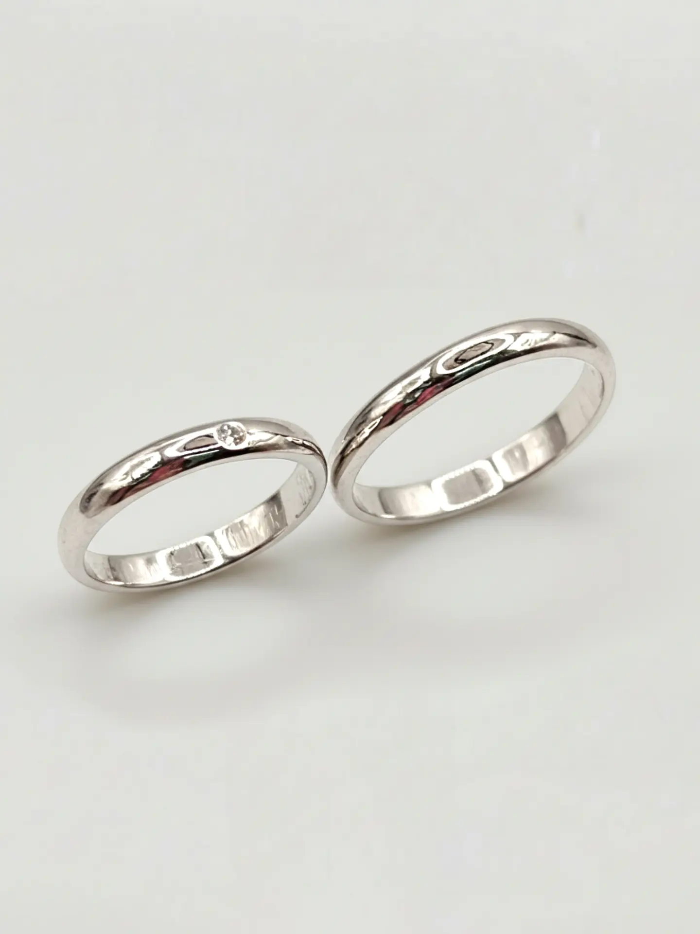 Argollas Estilo Inglés Oro Blanco y Brillante 3 mm Oro 18k 5