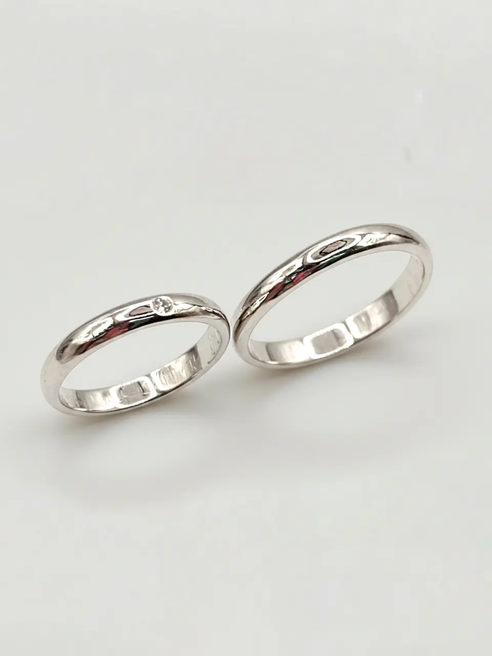 Argollas Estilo Inglés Oro Blanco y Brillante 3 mm Oro 18k 5