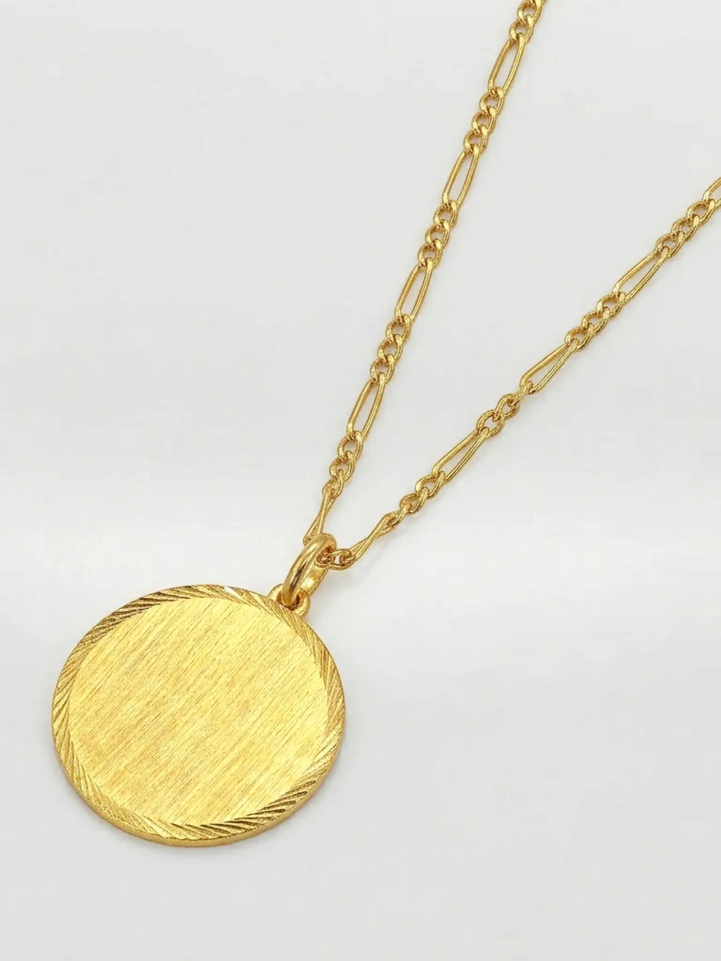 Cadena Cartier con Disco Satín de Gala Oro 18k 1