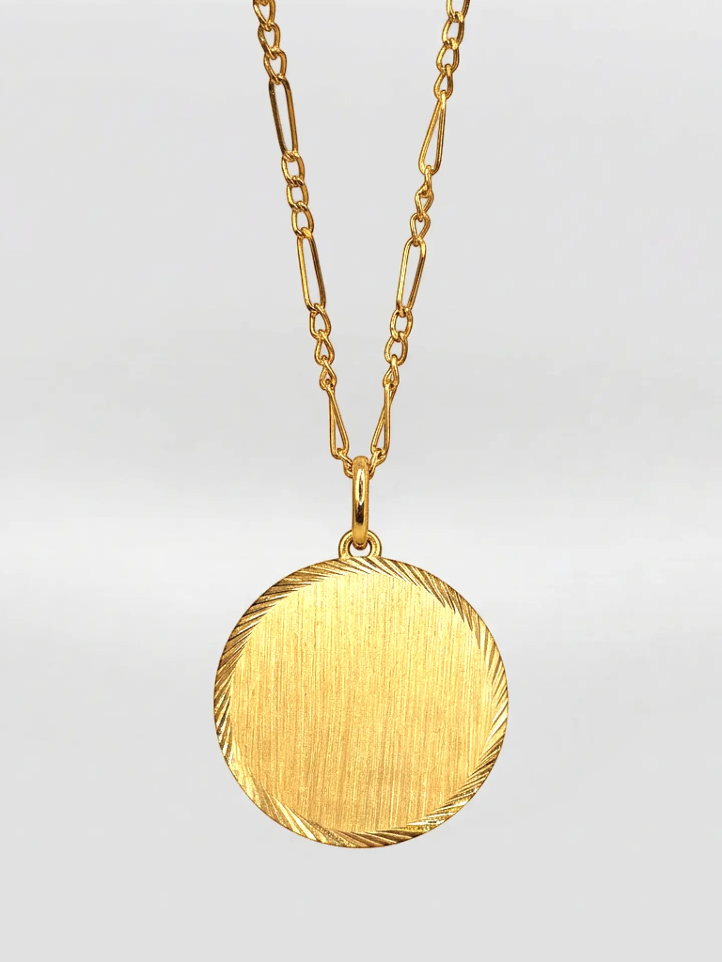 Cadena Cartier con Disco Satín de Gala Oro 18k 2