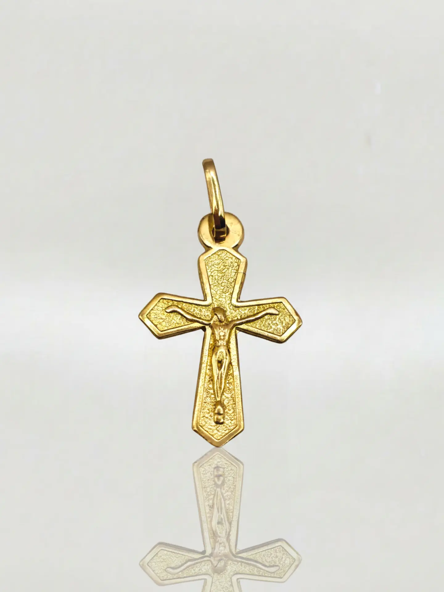Colgante Fe Sagrada con Cristo Oro 18k 1
