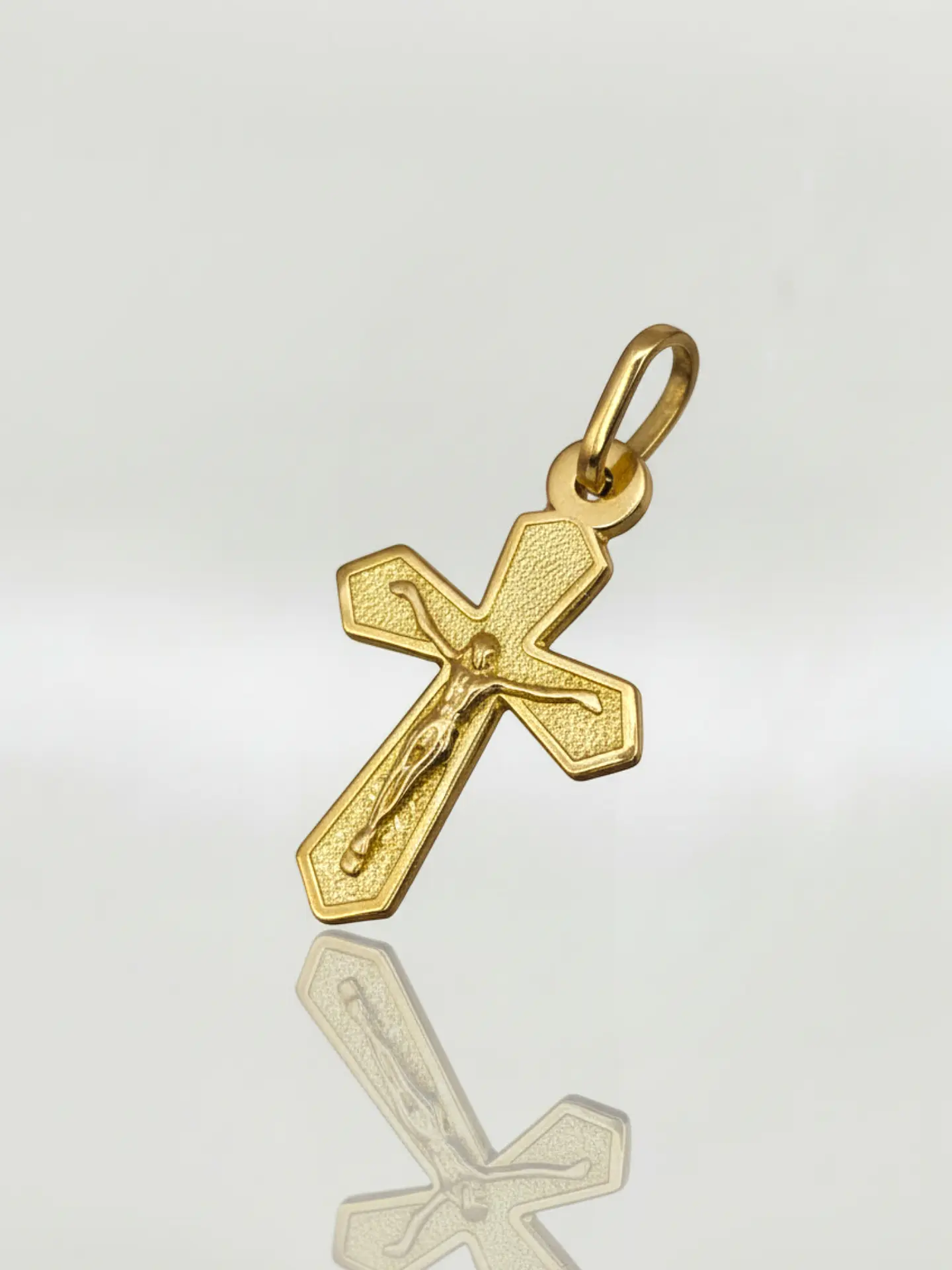 Colgante Fe Sagrada con Cristo Oro 18k 2