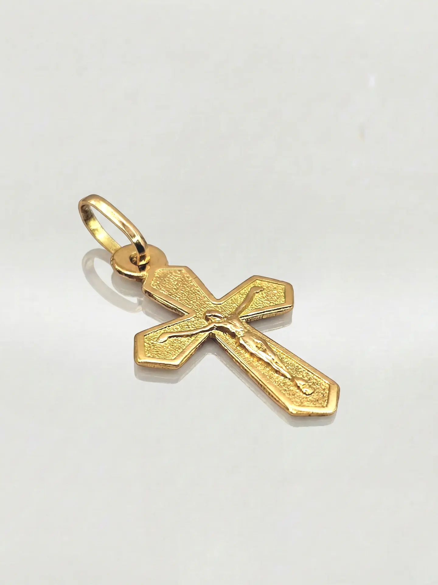 Colgante Fe Sagrada con Cristo Oro 18k 4