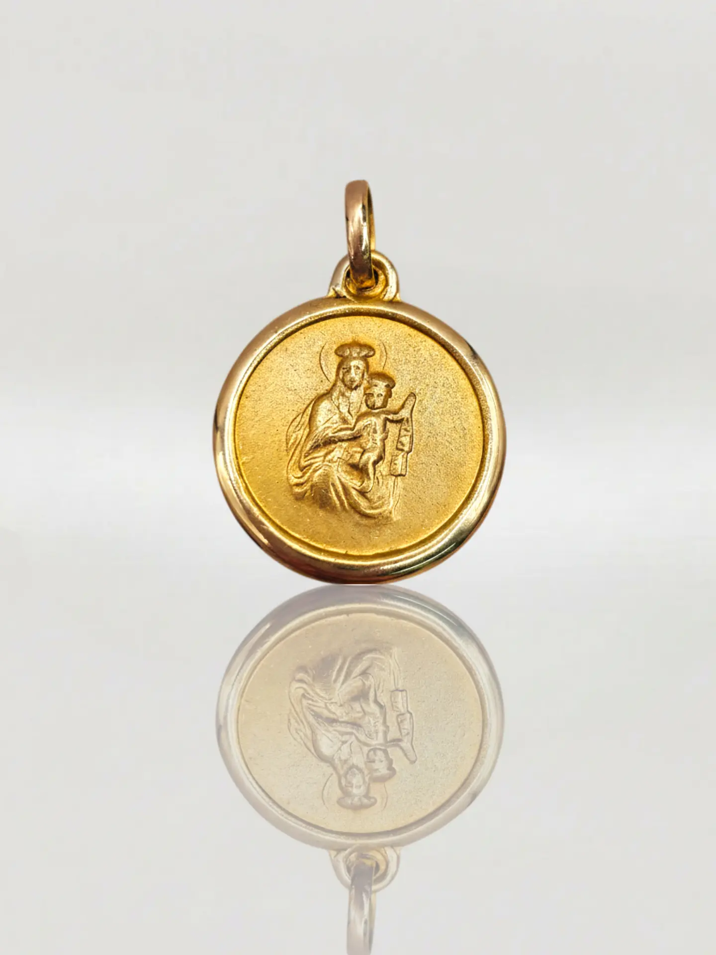 Colgante Devoción Virgen del Carmen Oro 18k 2