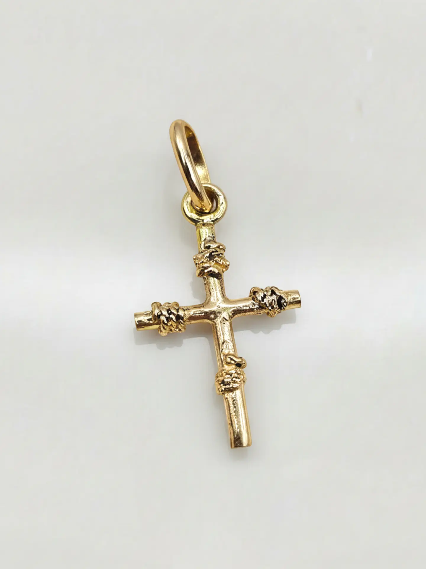 Colgante Cruz con Amarras de Fe Oro 18k 2