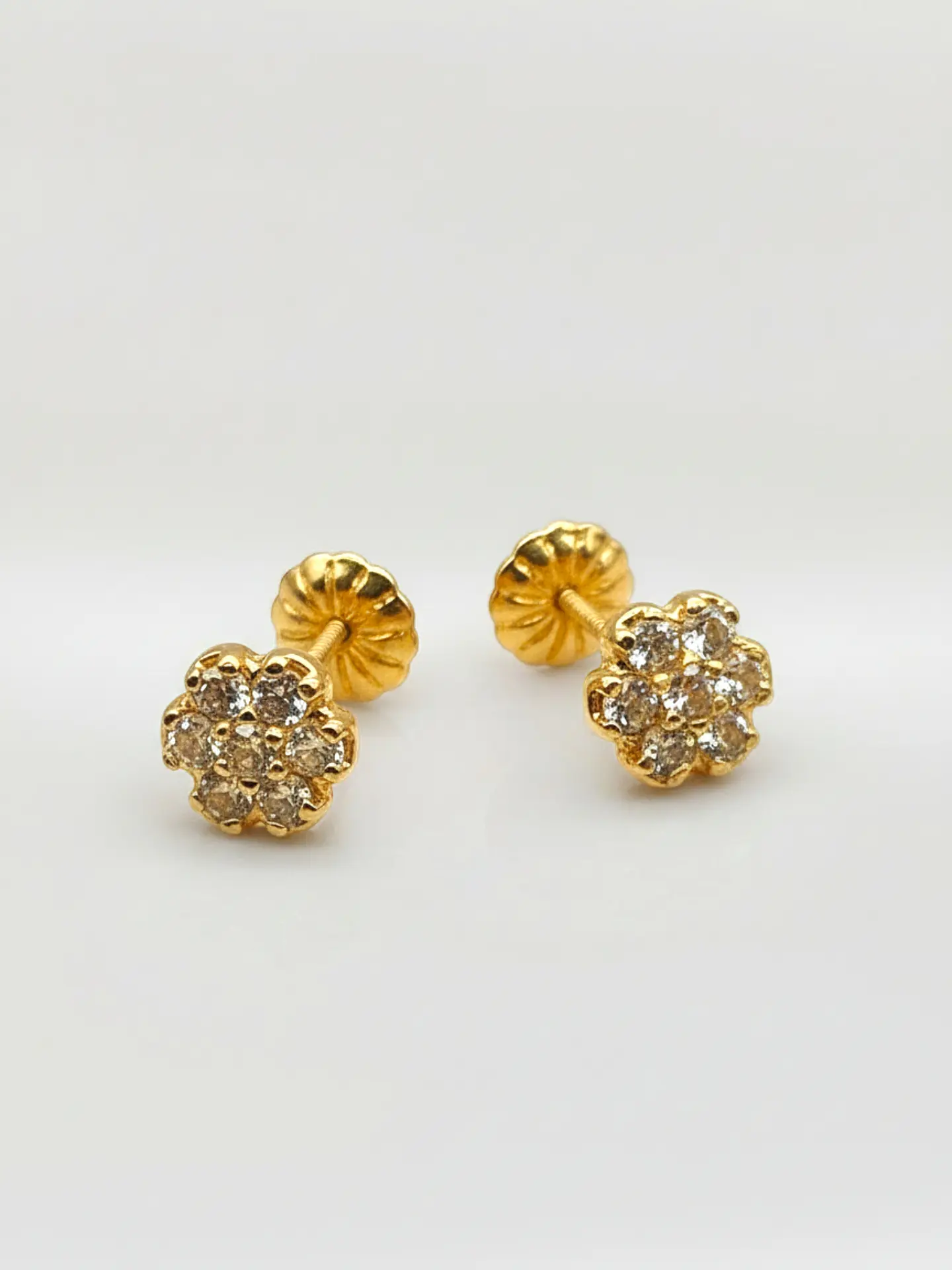 Aros Flor de Mayo con Circones Mediano Oro 18k 4