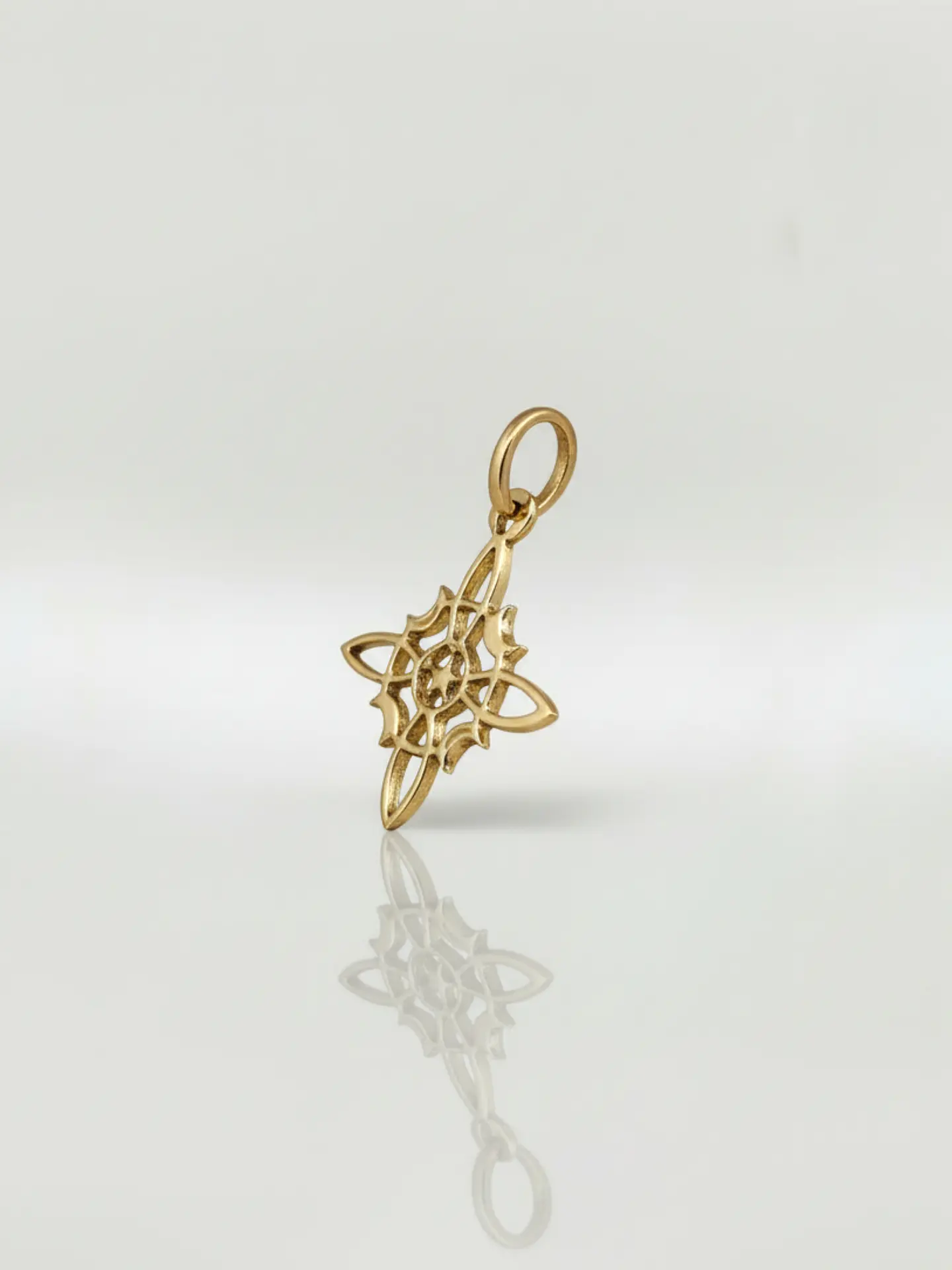 Colgante Amuleto Nudo de Bruja Oro 18k 3