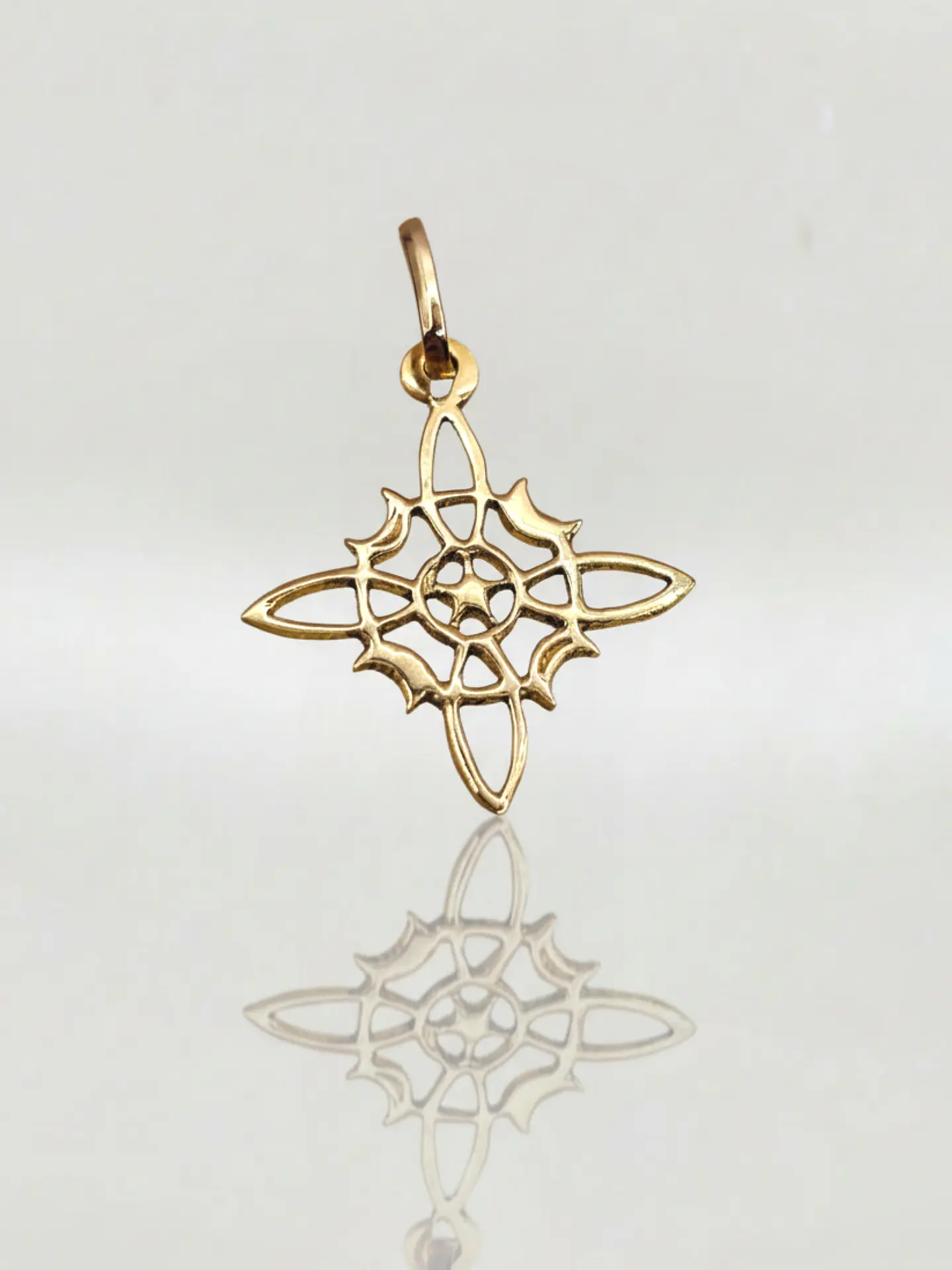 Colgante Amuleto Nudo de Bruja Oro 18k 4