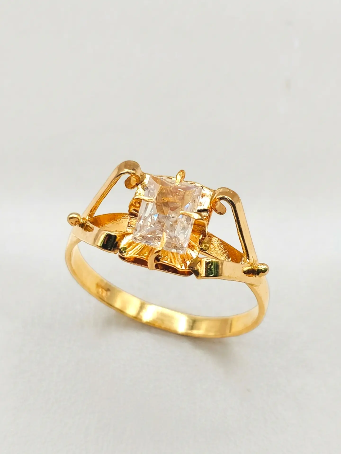Anillo Chatón Distinción Circón Oro 18k 5