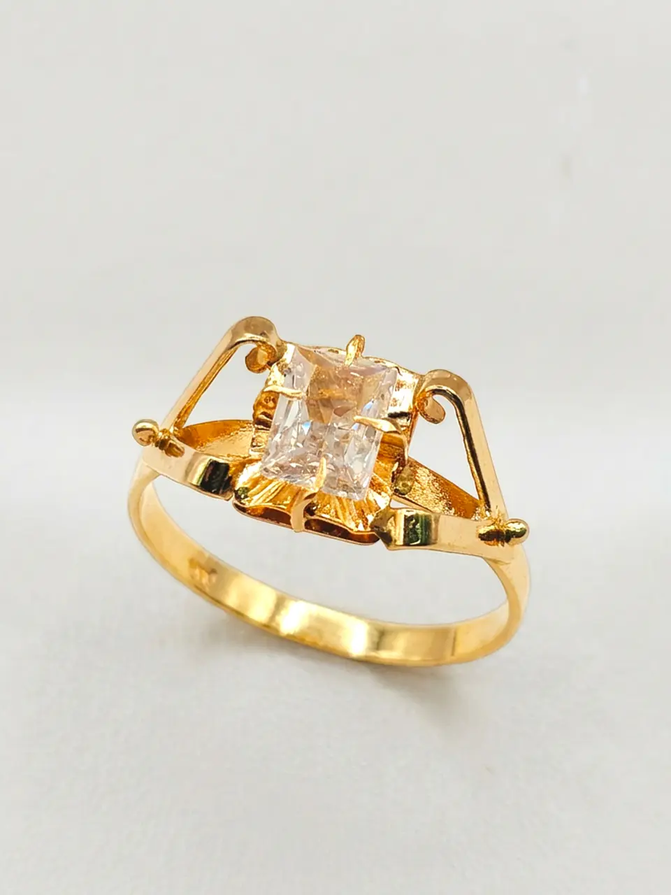 Anillo Chatón Distinción Circón Oro 18k 5