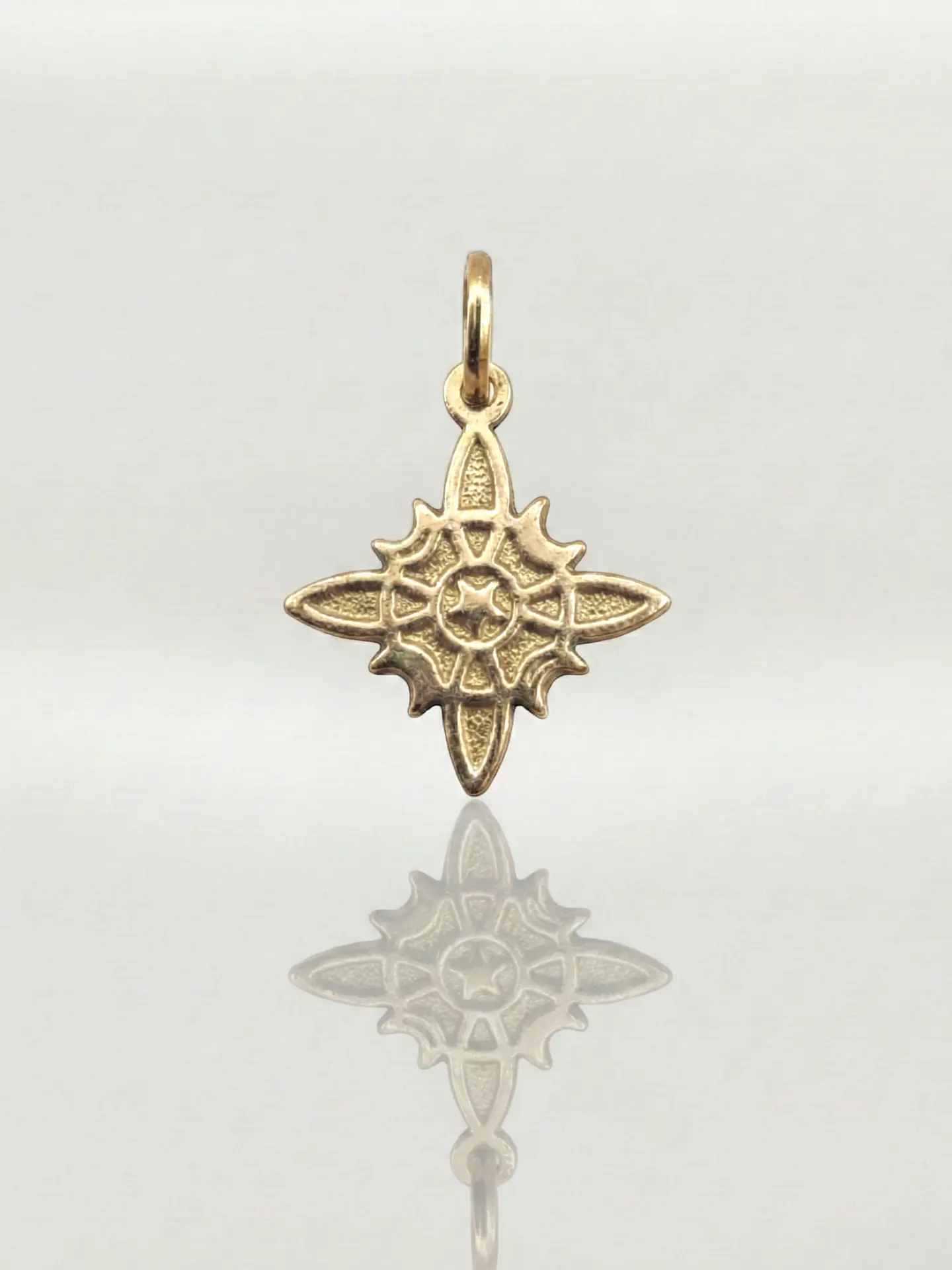 Colgante Amuleto Nudo de Bruja Macizo Oro 18k 3