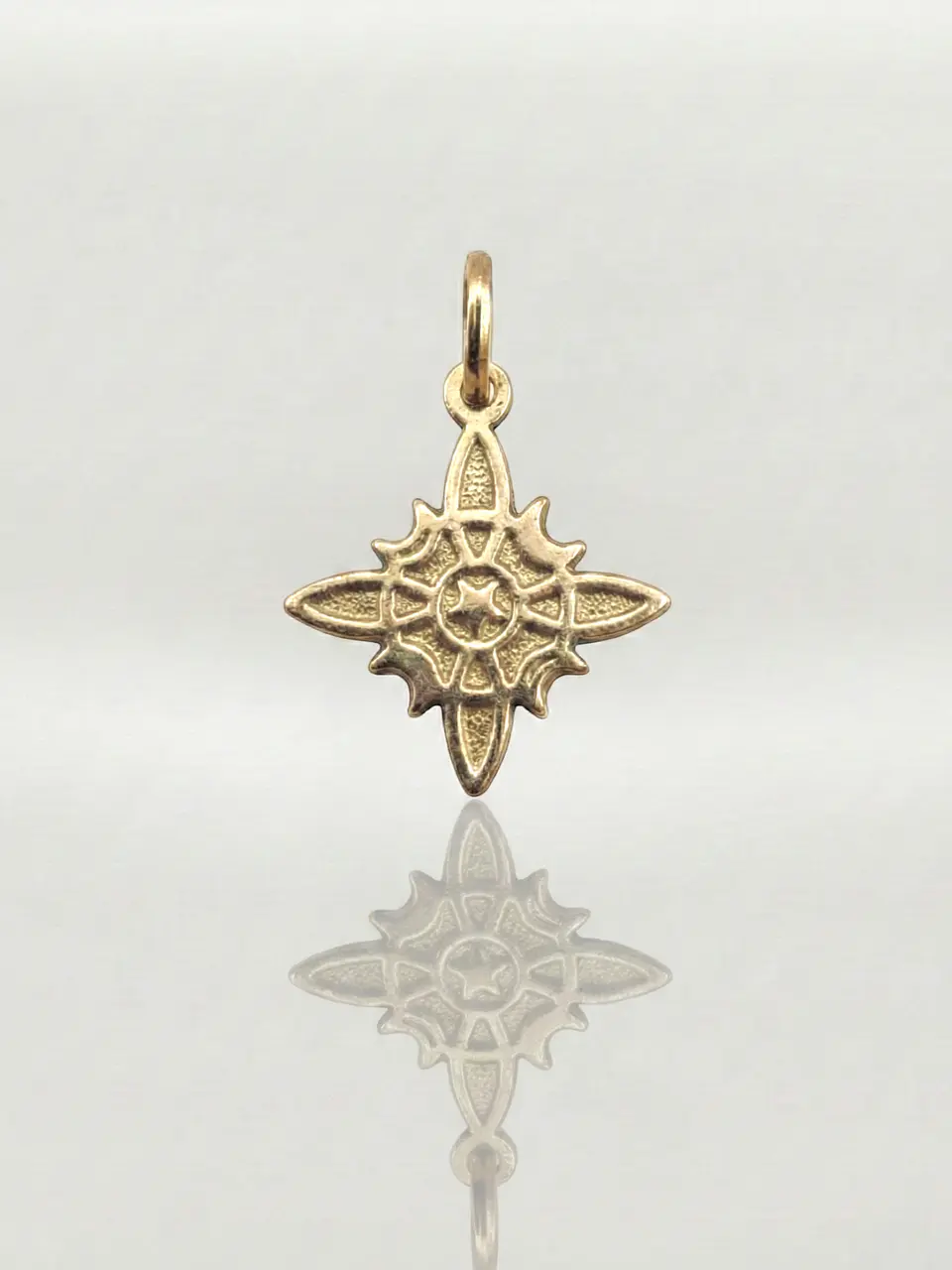 Colgante Amuleto Nudo de Bruja Macizo Oro 18k 3