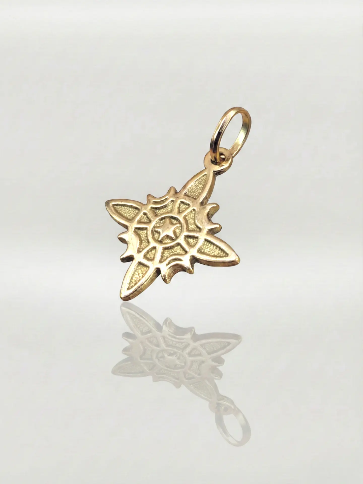 Colgante Amuleto Nudo de Bruja Macizo Oro 18k 4