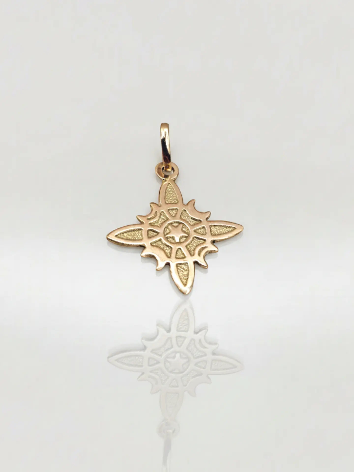 Colgante Amuleto Nudo de Bruja Macizo Oro 18k 5