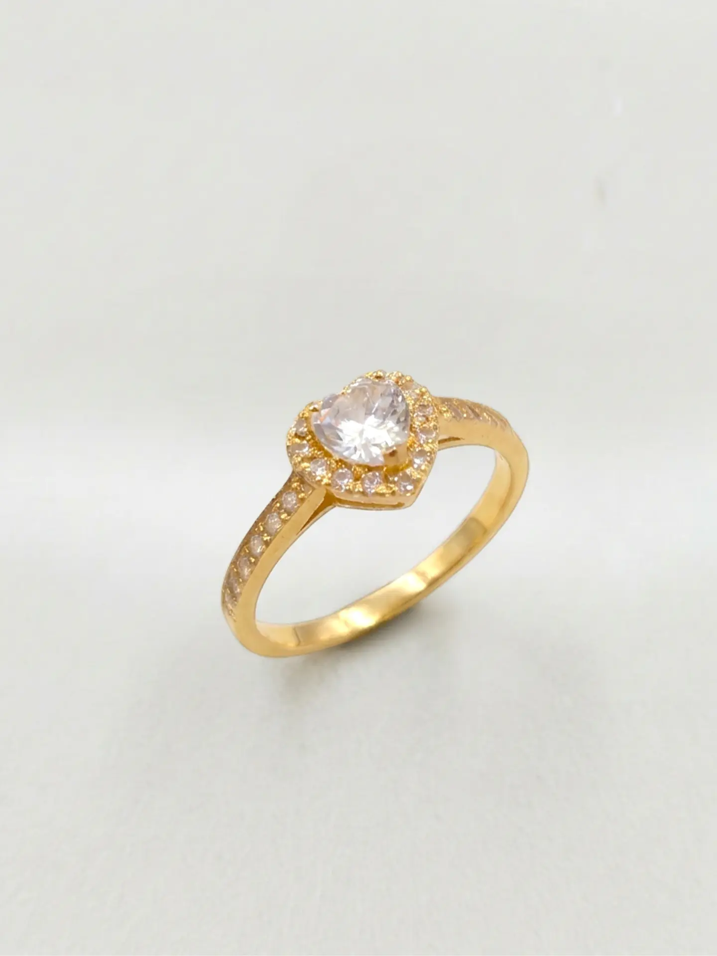 Anillo Medio Cintillo Corazón de Circón Oro 18k 3
