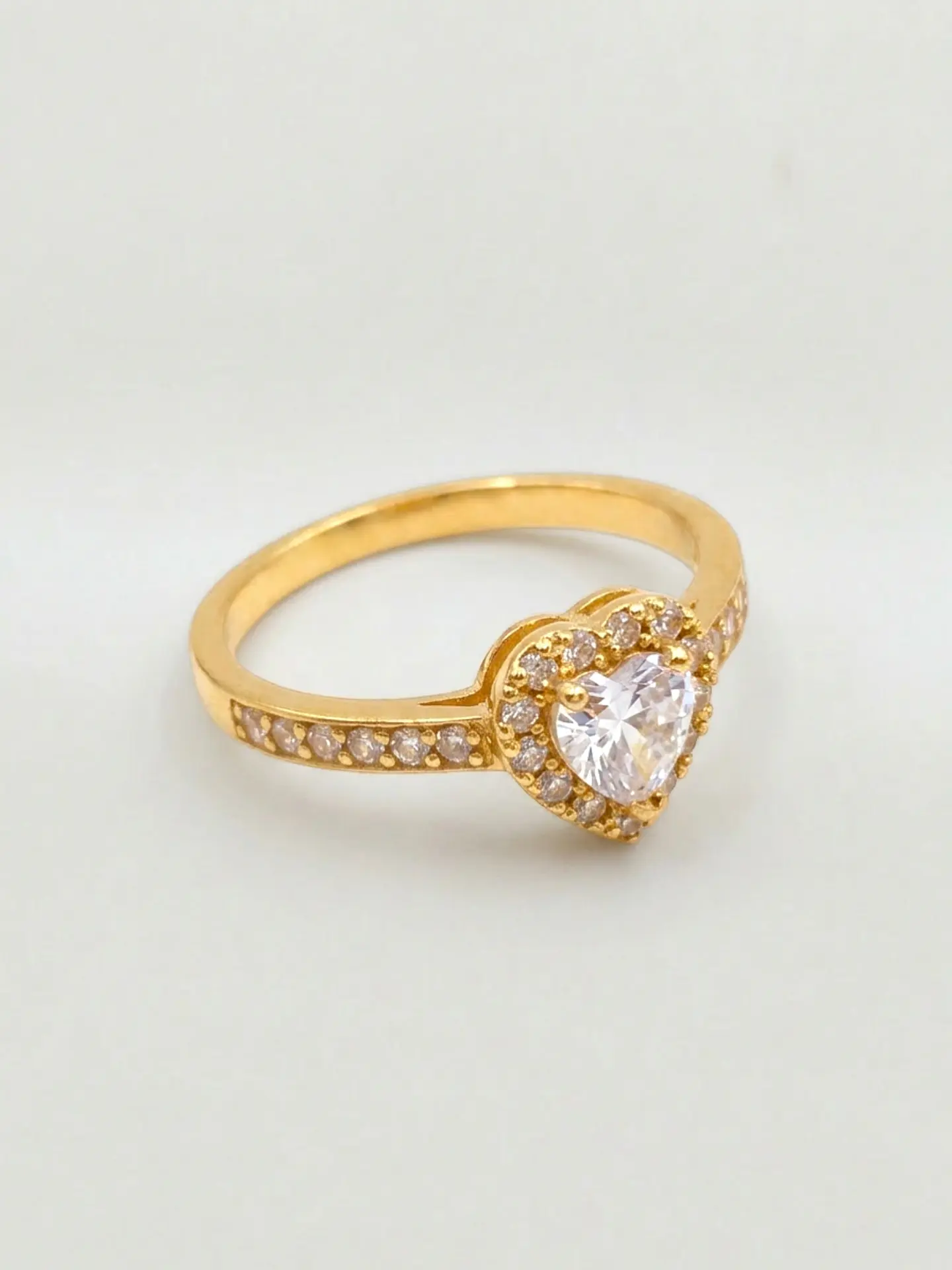 Anillo Medio Cintillo Corazón de Circón Oro 18k 1