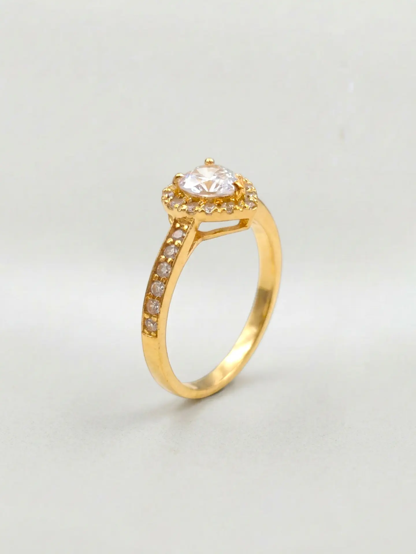 Anillo Medio Cintillo Corazón de Circón Oro 18k 7