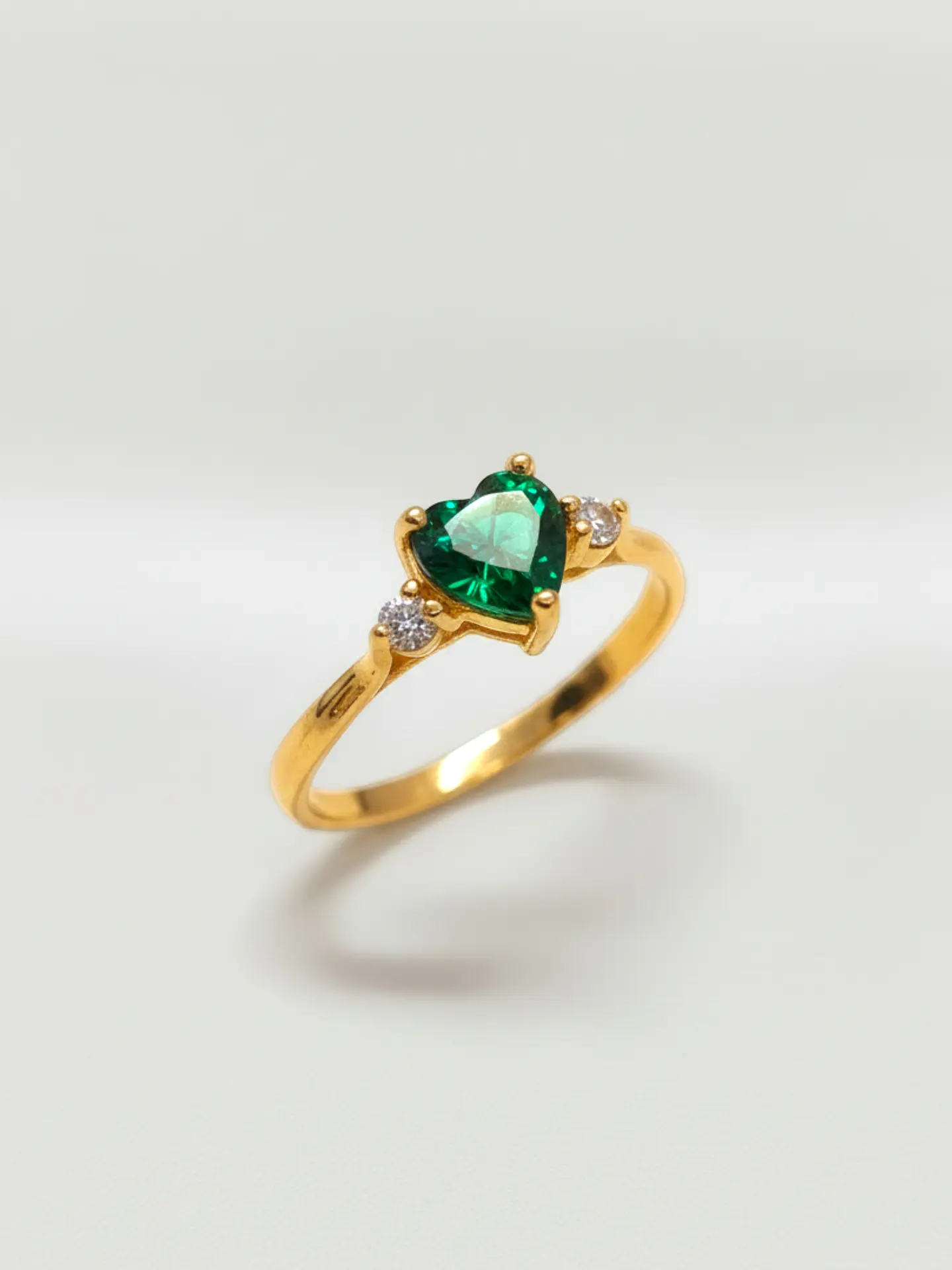 Anillo Princesa Corazón de Esmeralda Oro 18k 6