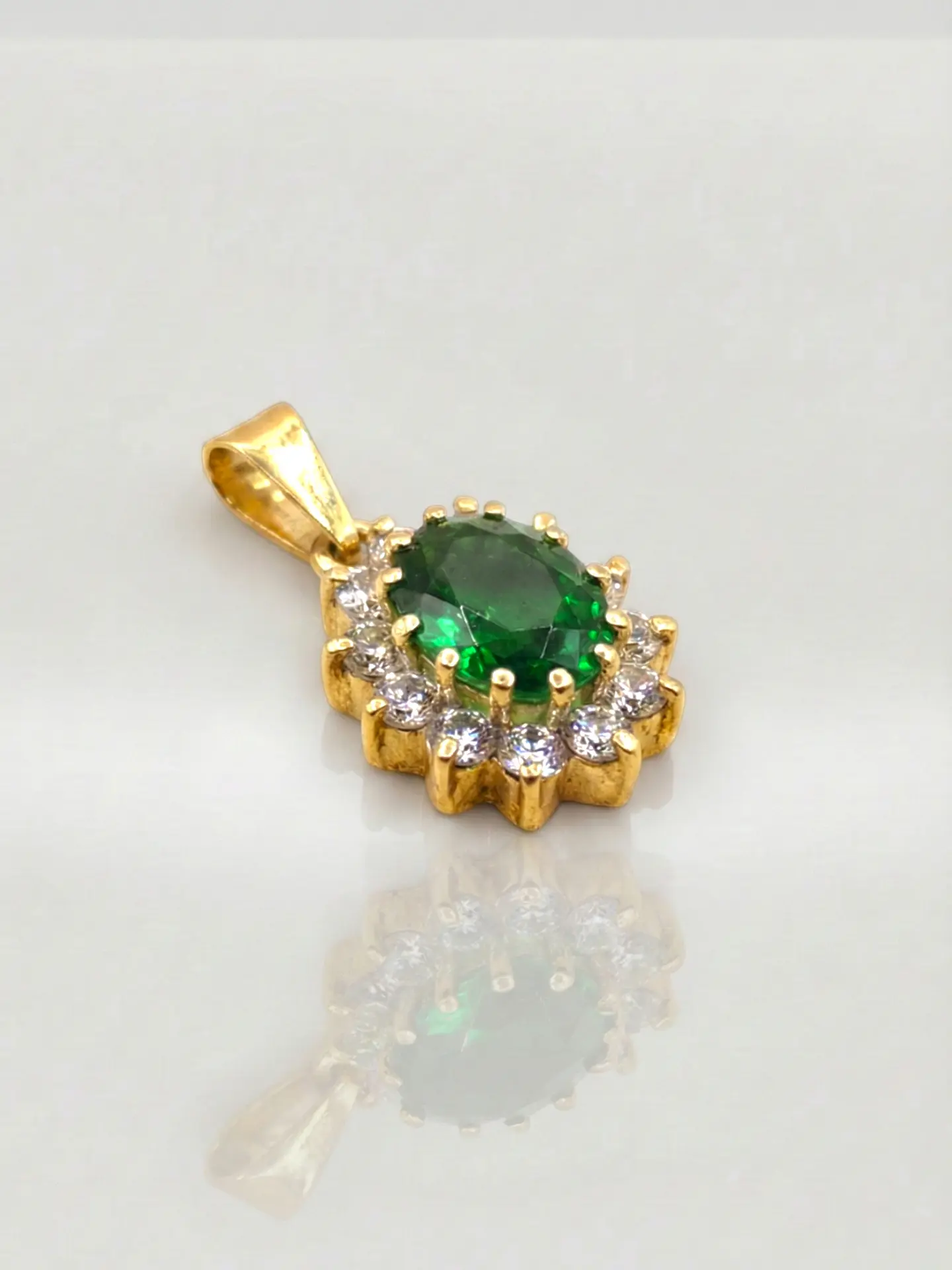 Colgante Reina Esmeralda y Circones Oro 18k 4