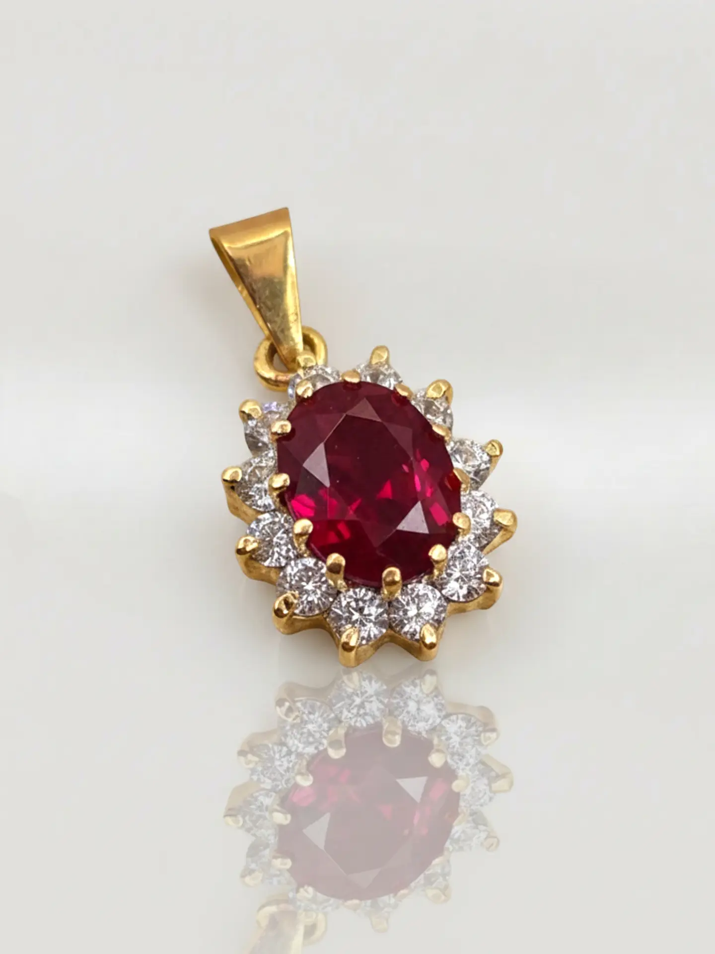 Colgante Reina Pasión de Rubí y Circones Oro 18k 4