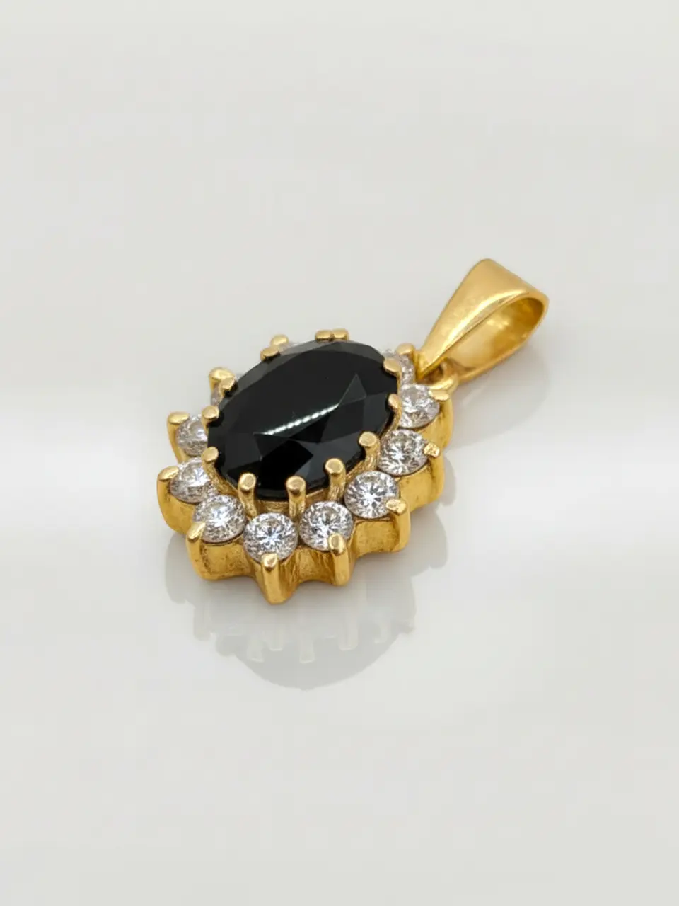 Colgante Reina Ónix Real y Circones Oro 18k 3