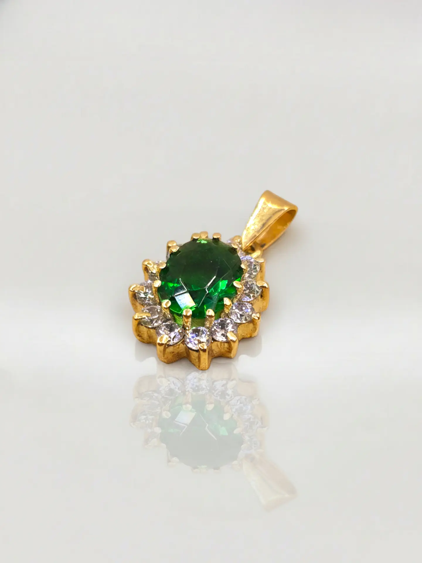 Colgante Reina Resplandor de Circones Oro 18k 2