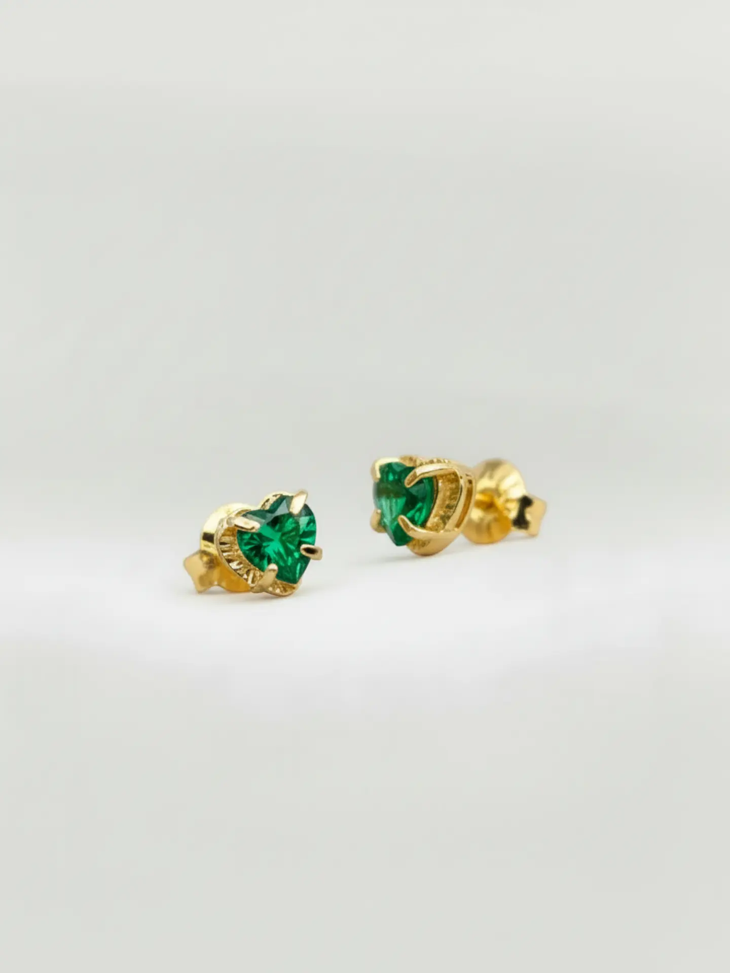 Aros Chatón Corazón de Esmeralda Mediano Oro 18k 3